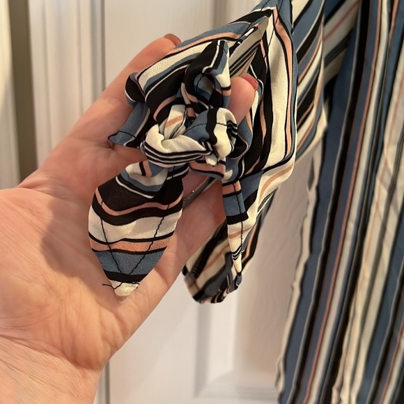 W5 multicolor v neck blouse with tie sleeves - Picture 3 of 3